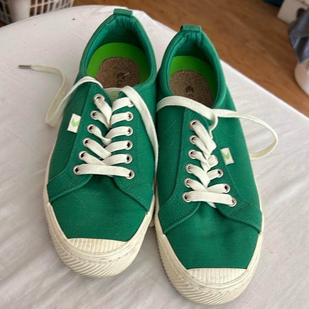 Cariuma Green Canvas OCA Low Lace up Canvas Sneaker Mens 9.5 Womens 11